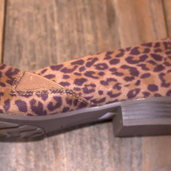 Easy Street Peace Leopard Super Suede NIB 7, 7.5, 8, 9 / Mediums and Narrows - Picture 6 of 14